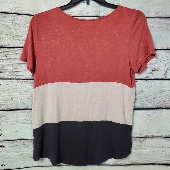 Maurices Medium Multi-Color SS Shirt - Picture 4 of 8